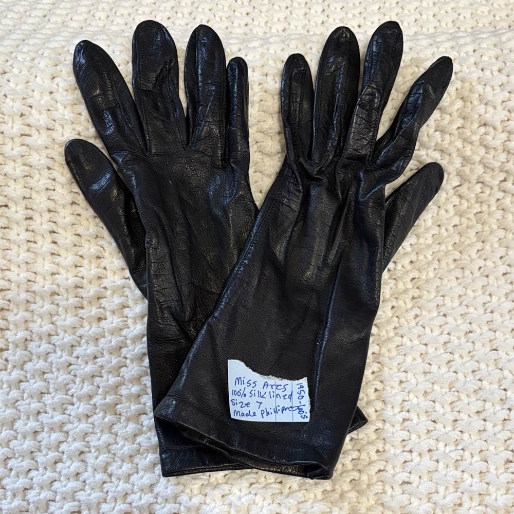 Elegant vintage silk lined Black Leather Gloves size 7